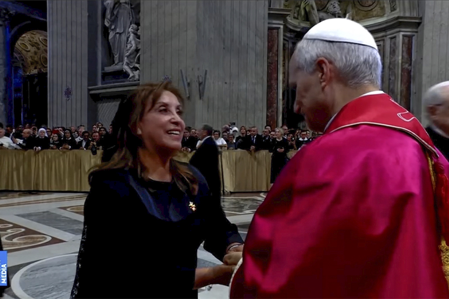 Presidenta Dina Boluarte saluda a papa León XIV